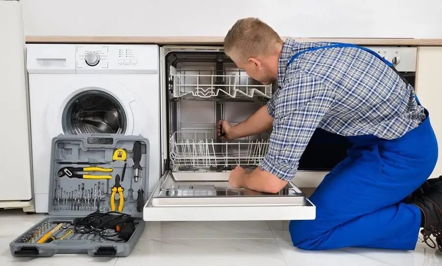 Gölyaka Whirlpool servisi teknisyen ekibi beyaz eşya tamiri yaparken